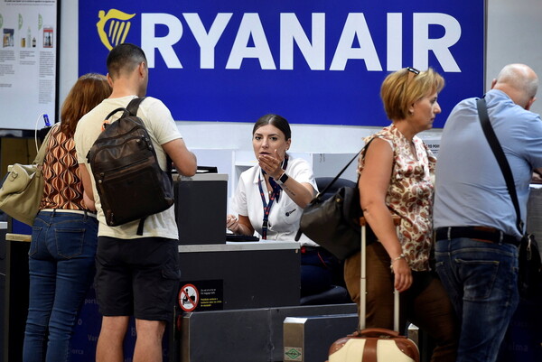 Δικαστήριο ζητά από τη Ryanair να σταματήσει τις υπερβολικές χρεώσεις για τις χειραποσκευές