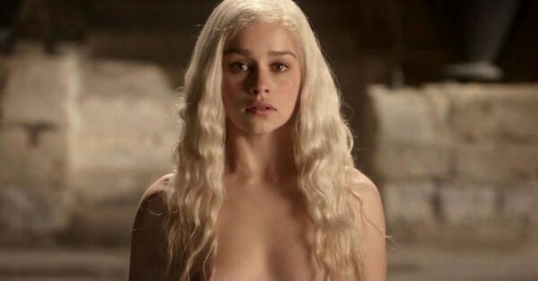 «Έκλαιγα στο μπάνιο»: Η Εμίλια Κλαρκ εξομολογείται ότι οι γυμνές σκηνές στο Game of Thrones ήταν «σκληρές»