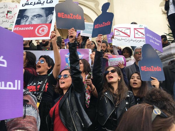 Τυνησία: Βουλευτής αυνανιζόταν μπροστά από σχολείο - Στους δρόμους χιλιάδες γυναίκες