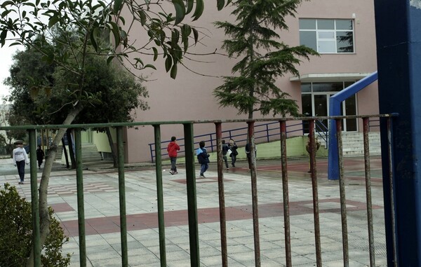 Πατέρας επιτέθηκε σε 10χρονο μαθητή σε σχολείο της Αθήνας - Καταγγέλλονται ακροδεξιά κίνητρα
