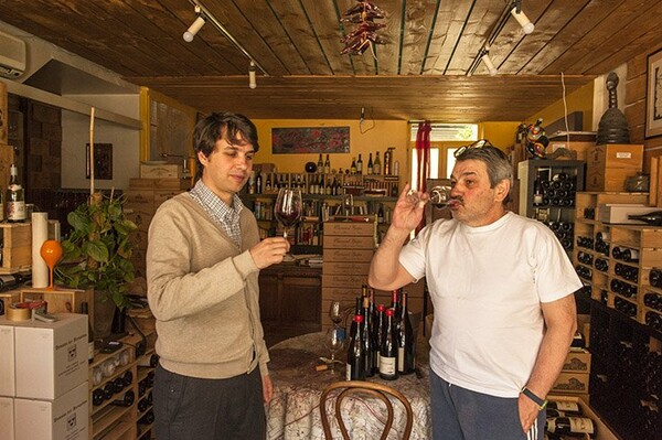Ένας Έλληνας διατηρεί μια φημισμένη κάβα στη Γαλλία και έχει πολλά να πει για το κρασί