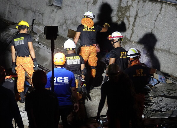 Σεισμός στις Φιλιππίνες: Αγωνιώδης επιχείρηση διάσωσης στα συντρίμμια εμπορικού κέντρου
