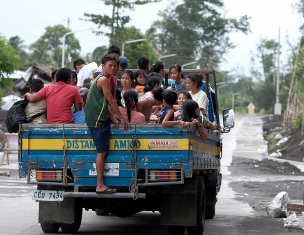 Φιλιππίνες: Προ των πυλών ο τυφώνας Καμούρι - Δεκάδες χιλιάδες εγκατέλειψαν τα σπίτια τους