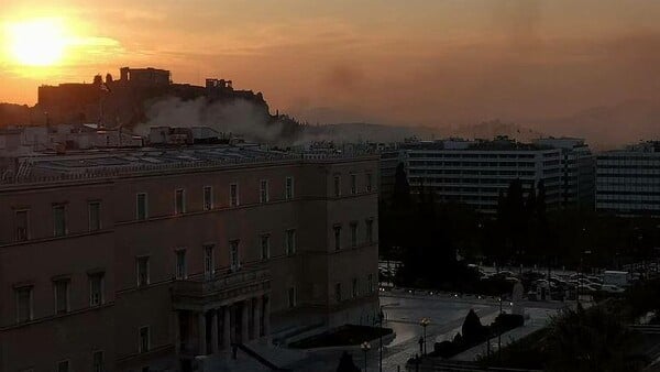 Φωτιά στο κέντρο της Αθήνας - Συναγερμός στην Πυροσβεστική