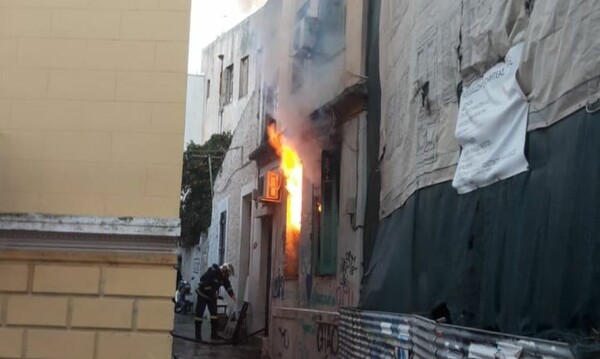 Φωτιά στο κέντρο της Αθήνας - Συναγερμός στην Πυροσβεστική