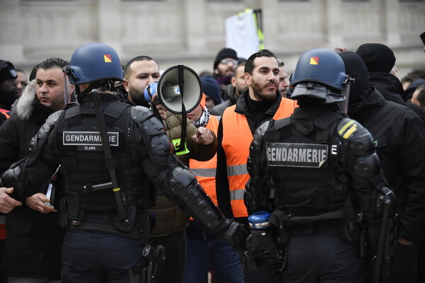 Νέες σφοδρές συγκρούσεις διαδηλωτών με την αστυνομία στο Παρίσι