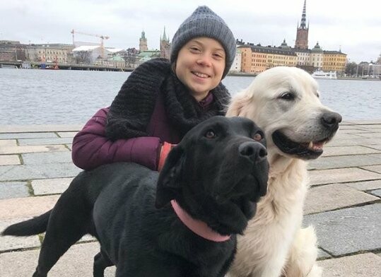 Η Γκρέτα Τούνμπεργκ επέστρεψε στη Σουηδία - Η φωτογραφία με τα δύο σκυλιά της