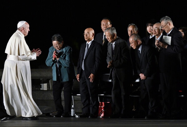 «H Χιροσίμα ήταν ένα κρεματόριο» - Συγκλονίζουν οι μαρτυρίες επιζώντων στον πάπα Φραγκίσκο
