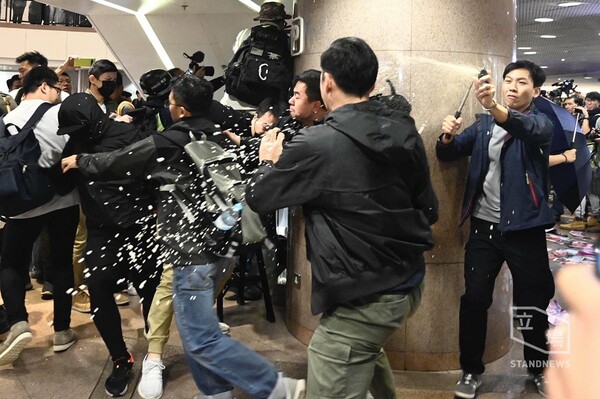 Χονγκ Κονγκ: Ξύλο, δακρυγόνα και σπρέι πιπεριού στη διαδήλωση των Χριστουγέννων