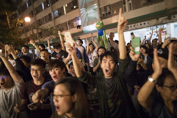 Χονγκ Κονγκ: Συντριπτική νίκη των φιλοδημοκρατικών - «Θα ακούσουμε με ταπεινότητα τους πολίτες», λέει η Λαμ