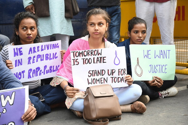 Οργή στην Ινδία για τον ομαδικό βιασμό μιας 26χρονης κτηνιάτρου - Την έπνιξαν και μετά την έκαψαν
