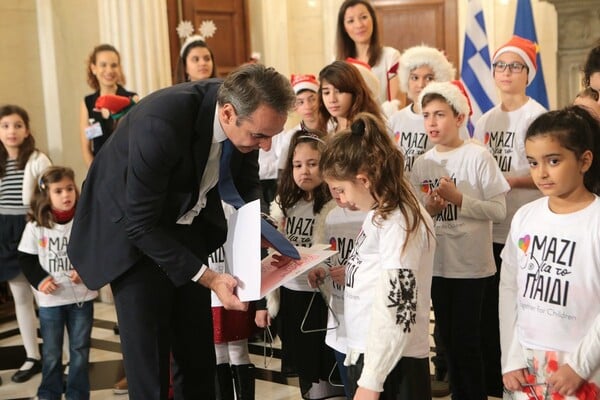 Είπαν τα κάλαντα της Πρωτοχρονιάς σε Παυλόπουλο, Μητσοτάκη, Τσίπρα & Γεννηματά - ΦΩΤΟΡΕΠΟΡΤΑΖ