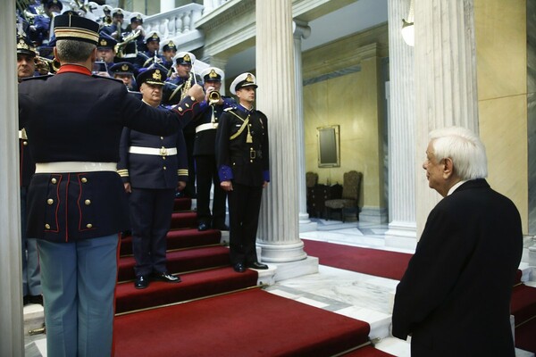 Είπαν τα κάλαντα της Πρωτοχρονιάς σε Παυλόπουλο, Μητσοτάκη, Τσίπρα & Γεννηματά - ΦΩΤΟΡΕΠΟΡΤΑΖ