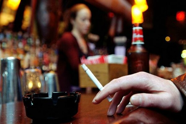 Αντικαπνιστικός: Τα πρώτα πρόστιμα για τσιγάρο στην Αθήνα «κόπηκαν» τη νύχτα