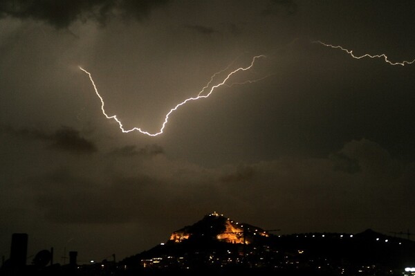 Meteo: Ισχυρές καταιγίδες μέχρι το βράδυ - Ποιες περιοχές θα επηρεαστούν