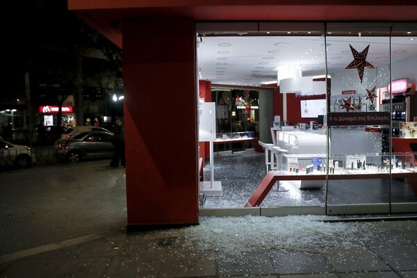 Καταδρομική με βανδαλισμούς στο κέντρο της Θεσσαλονίκης - Έσπασαν βιτρίνες καταστημάτων