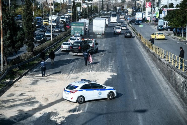 Κυκλοφοριακό χάος στον Κηφισό μετά από σύγκρουση φορτηγών