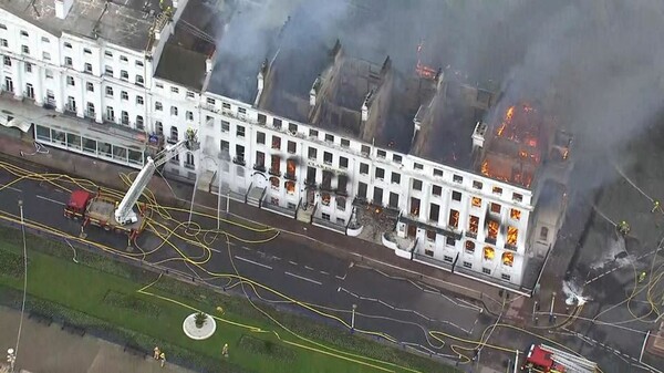 Στις φλόγες μεγάλο ξενοδοχείο στη Βρετανία