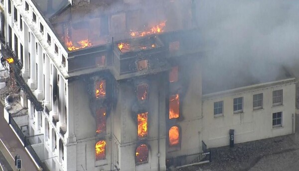 Στις φλόγες μεγάλο ξενοδοχείο στη Βρετανία