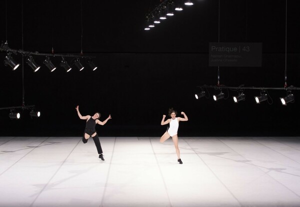 Χορός στη Στέγη-Η Λενιώ Κακλέα παρουσιάζει την περφόρμανς «Πρακτική Εγκυκλοπαίδεια, Αποκλίσεις»