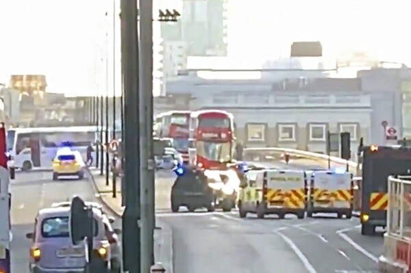 Πανικός στο Λονδίνο: Αναφορές για πυροβολισμούς σε λεωφορείο στην London Bridge