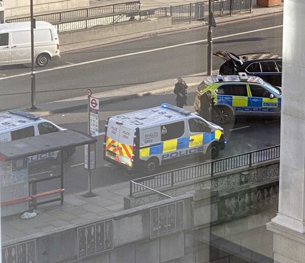 Πανικός στο Λονδίνο: Αναφορές για πυροβολισμούς σε λεωφορείο στην London Bridge