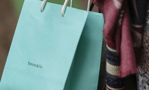 Η Louis Vuitton εξαγόρασε τα διάσημα κοσμηματοπωλεία Tiffany & Co