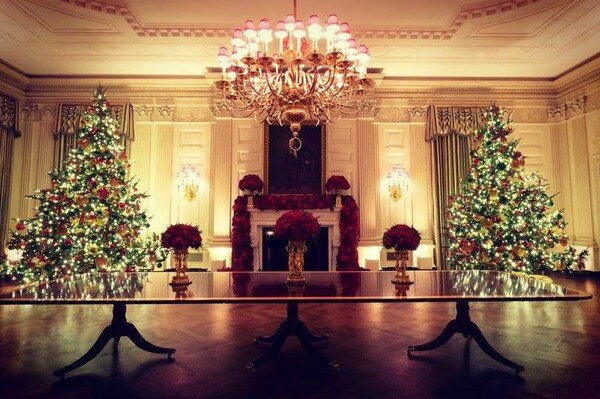 Χριστούγεννα στον Λευκό Οίκο: Η Μελάνια Τραμπ φωτογραφήθηκε στις στολισμένες αίθουσες