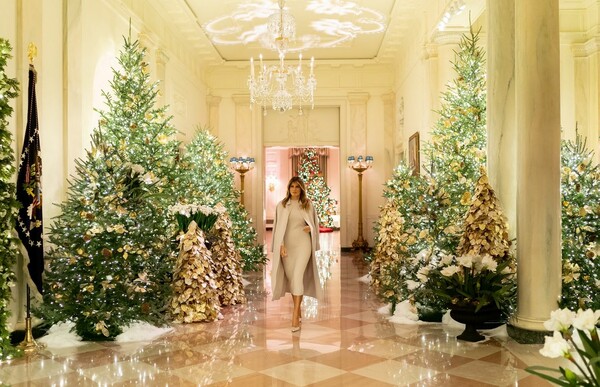 Χριστούγεννα στον Λευκό Οίκο: Η Μελάνια Τραμπ φωτογραφήθηκε στις στολισμένες αίθουσες