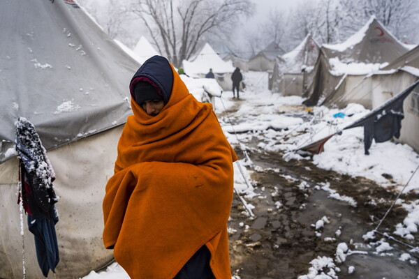 «Παγώνουν στα χιόνια. Δεν είναι ζώα»: Εκατοντάδες πρόσφυγες και μετανάστες εγκλωβισμένοι σε δάσος της Βοσνίας