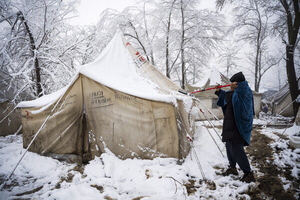 «Παγώνουν στα χιόνια. Δεν είναι ζώα»: Εκατοντάδες πρόσφυγες και μετανάστες εγκλωβισμένοι σε δάσος της Βοσνίας