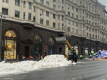 Στη Μόσχα βιώνουν τον πιο θερμό χειμώνα εδώ και 140 χρόνια - Φέρνουν τεχνητό χιόνι με φορτηγά