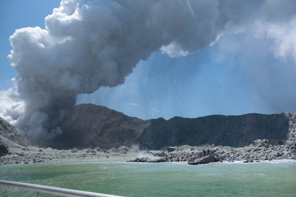 Νέα Ζηλανδία: Φόβοι για περισσότερους από 20 αγνοούμενους μετά την έκρηξη του ηφαιστείου