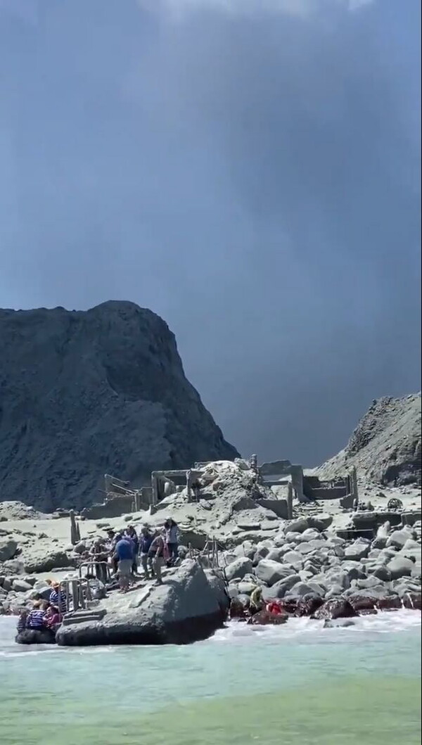 Νέα Ζηλανδία: Στους 8 οι αγνοούμενοι μετά την έκρηξη του ηφαιστείου - Εικόνες από το σημείο της καταστροφής