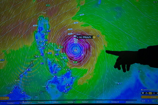 Φιλιππίνες: 10 νεκροί από τον τυφώνα Καμούρι - 345.000 σε καταφύγια
