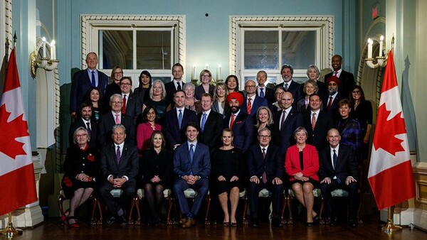 Καναδάς: Το νέο υπουργικό συμβούλιο του Τρουντό αποτελείται από ίσο αριθμό ανδρών και γυναικών