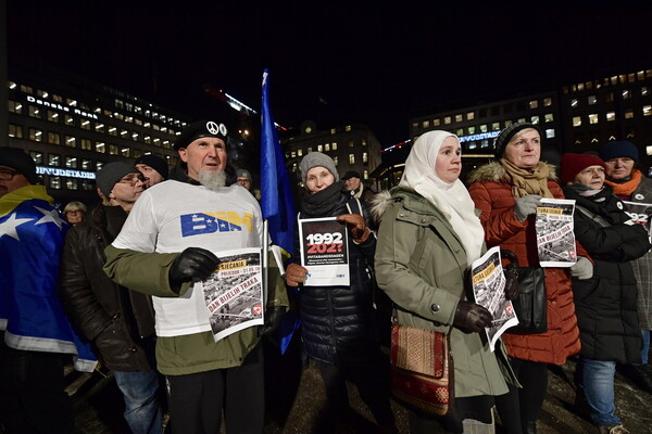 Ο Πέτερ Χάντκε παρέλαβε το Νόμπελ Λογοτεχνίας - Διαδήλωση στη Στοκχόλμη κατά της βράβευσης