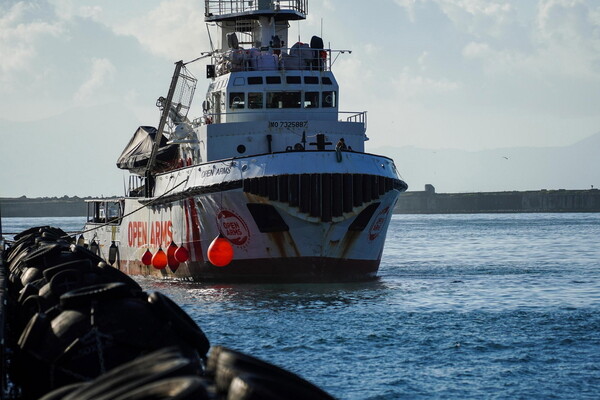 Open Arms: Αναζητά ασφαλές λιμάνι εν μέσω θαλασσοταραχής - Μεταφέρει 62 πρόσφυγες και μετανάστες