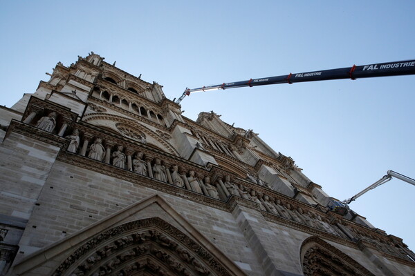 Παναγία των Παρισίων: «Υπάρχει 50% πιθανότητα η σκαλωσιά να πέσει στους θόλους», λέει ο εφημέριος του ναού