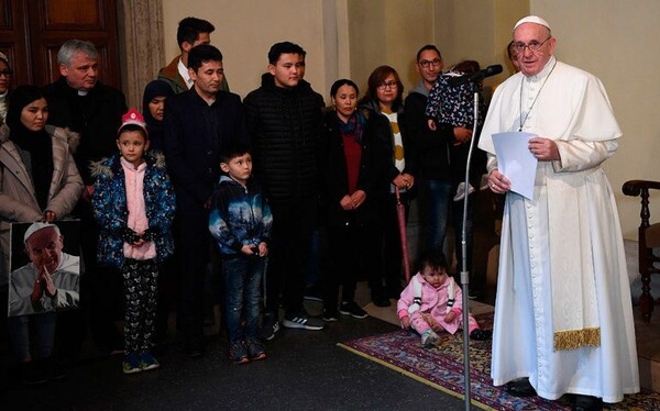 Ο πάπας Φραγκίσκος υποδέχθηκε πρόσφυγες από την Λέσβο