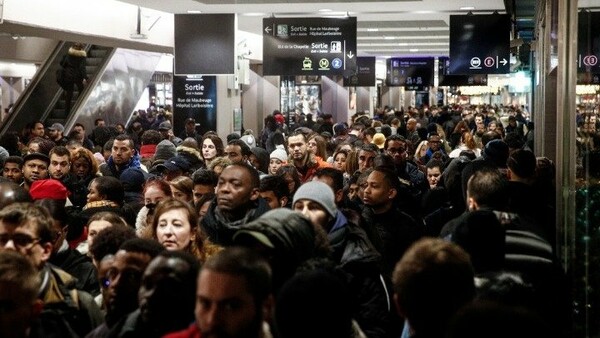 Γαλλία: Δέκατη μέρα απεργίας για το συνταξιοδοτικό - Χάος στις μεταφορές