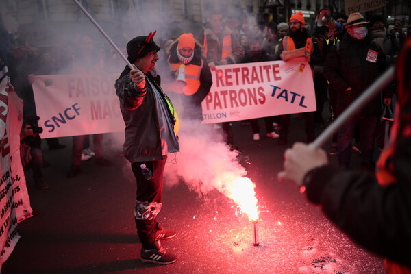 Η αστυνομία έριξε δακρυγόνα κατά διαδηλωτών στο Παρίσι