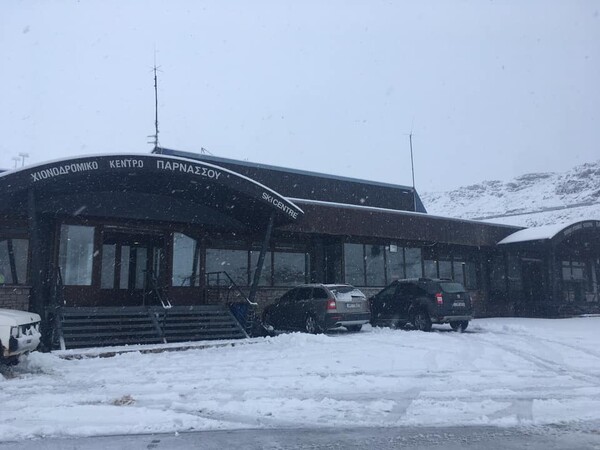 Στα λευκά ο Παρνασσός - Το χιονοδρομικό κέντρο ετοιμάζεται για opening
