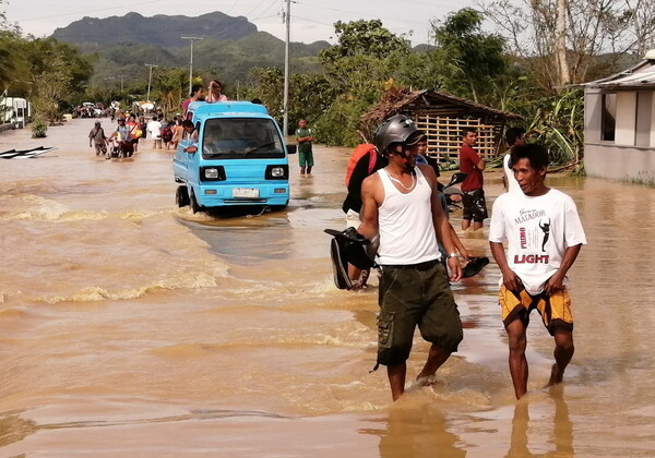 Ο τυφώνας Φανφόν σάρωσε τις Φιλιππίνες: Νεκροί, πλημμυρισμένα χωριά και κατεστραμμένα σπίτια