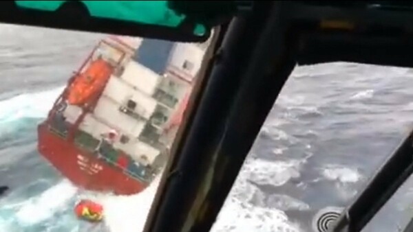 Το βίντεο από τη δραματική διάσωση στο ακυβέρνητο πλοίο «New Leo»