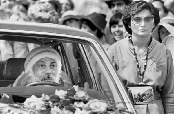 Wild Wild Country: Ένα ντοκιμαντέρ του netflix φέρνει ξανά στο προσκήνιο τον πιο αμφιλεγόμενο πνευματικό - θρησκευτικό ηγέτη