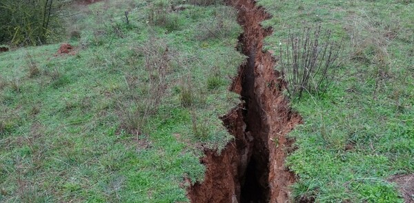 Συναγερμός στην Ελασσόνα: Άνοιξε ρήγμα 2 χιλιομέτρων