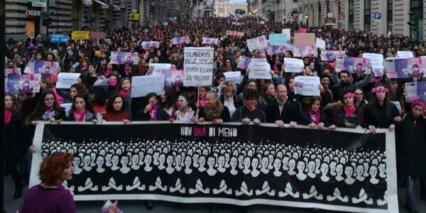 «Ούτε μία λιγότερη»: Όχι στην έμφυλη βία και τις γυναικοκτονίες φώναξαν χιλιάδες διαδηλωτές στη Ρώμη