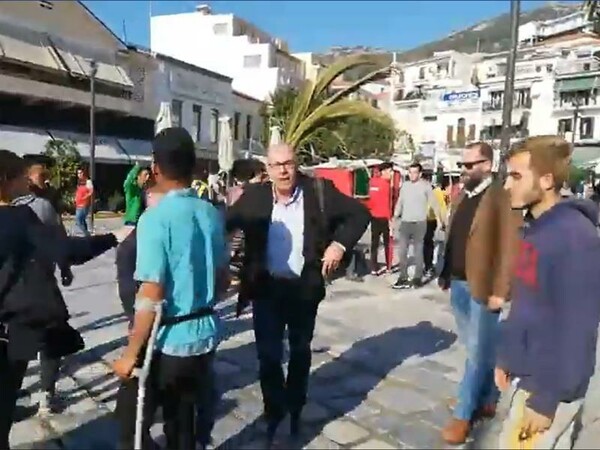 Στη δημοσιότητα βίντεο με δήμαρχο στη Σάμο να καθυβρίζει και να σπρώχνει μετανάστες: «Go, γ@@@ου, φύγε»
