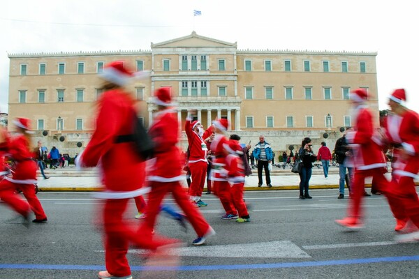 Santa Run: Οι Αθηναίοι αγιοβασίληδες τρέχουν για καλό σκοπό